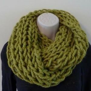 CHUNKY PEA GREEN KNIT WINTER INFINITY SCARF